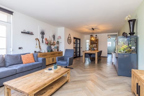 Maar 1-a secondary image