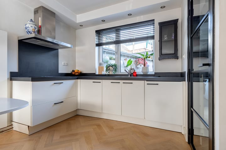 Photo 6 of Burgemeester van Nienesstraat 30