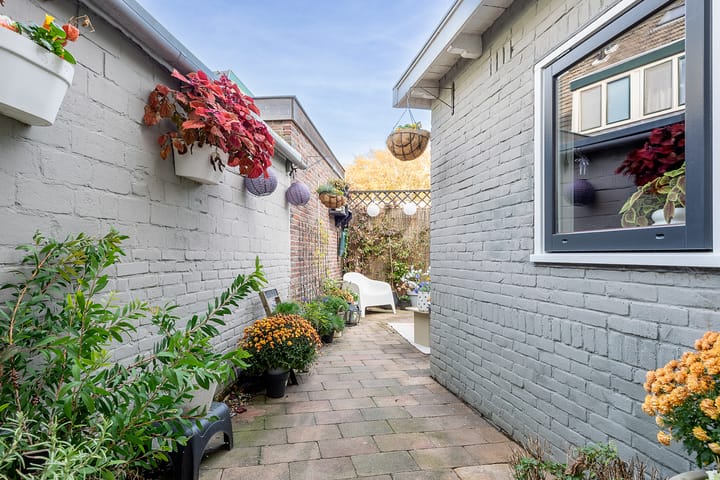 Photo 10 of Burgemeester van Nienesstraat 30