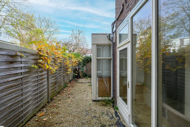 Photo 18 of Warmoezierstraat 12