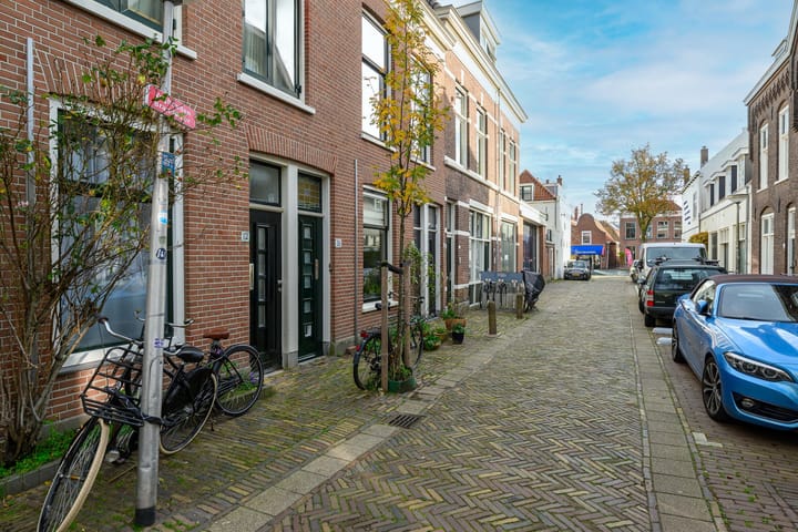 Photo 3 of Warmoezierstraat 12