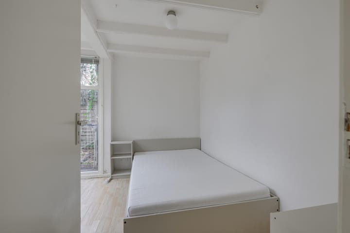 Photo 14 of Warmoezierstraat 12