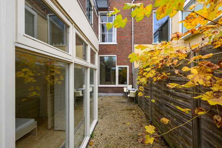 Photo 19 of Warmoezierstraat 12