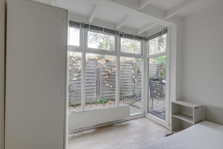 Photo 15 of Warmoezierstraat 12