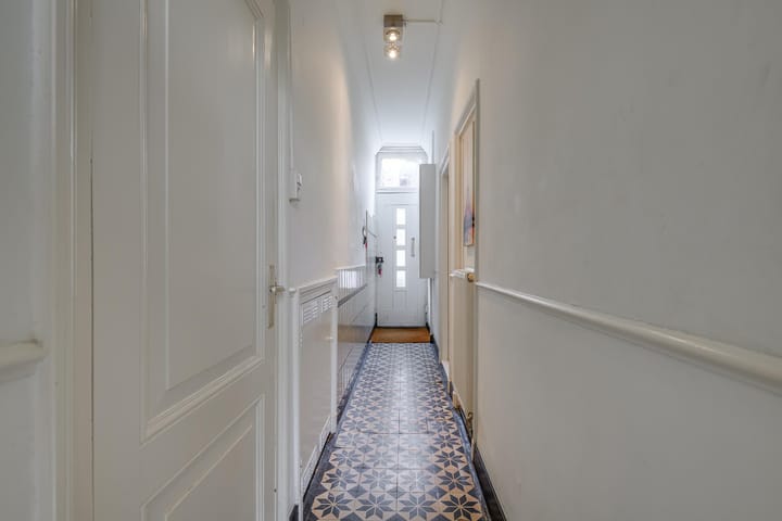 Photo 4 of Warmoezierstraat 12