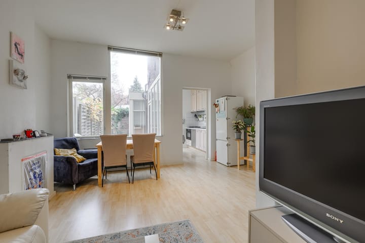 Photo 10 of Warmoezierstraat 12