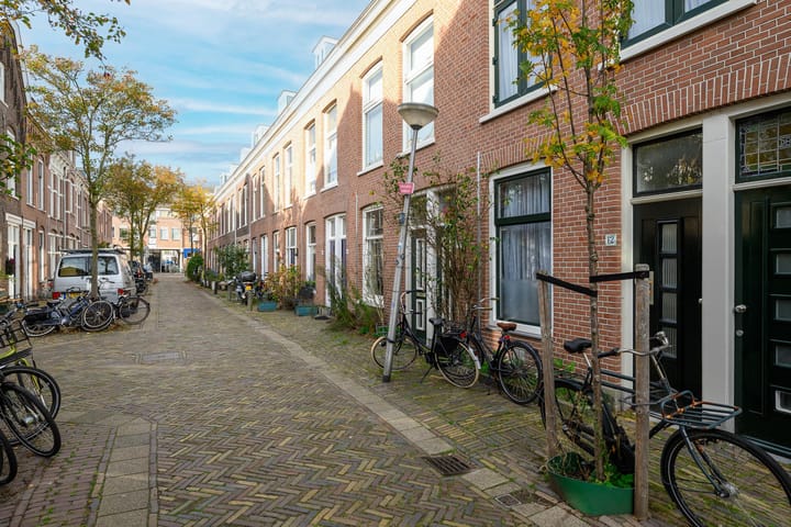 Photo 2 of Warmoezierstraat 12