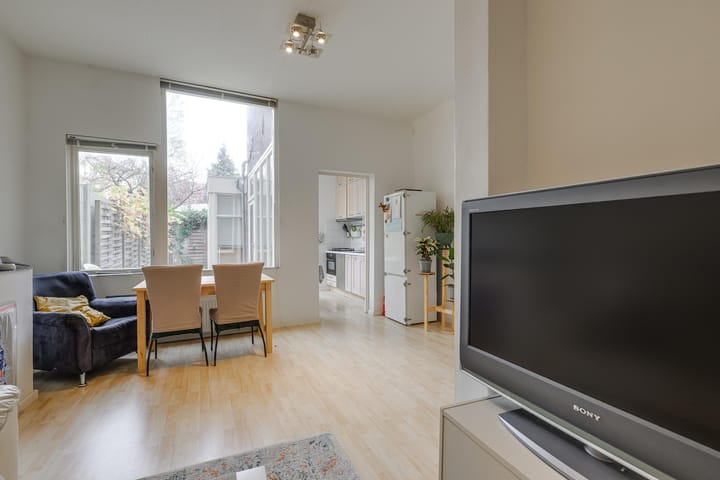 Photo 9 of Warmoezierstraat 12