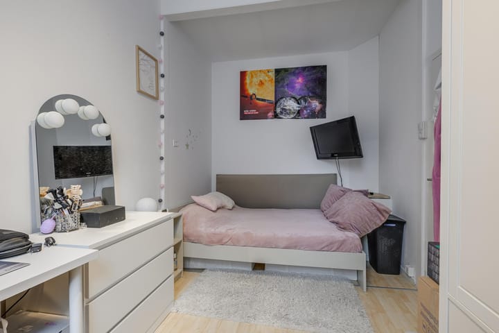 Photo 23 of Warmoezierstraat 12