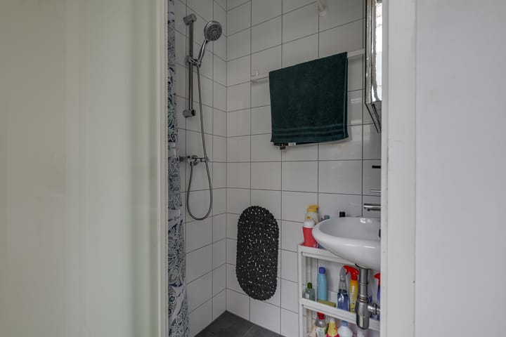 Photo 13 of Warmoezierstraat 12