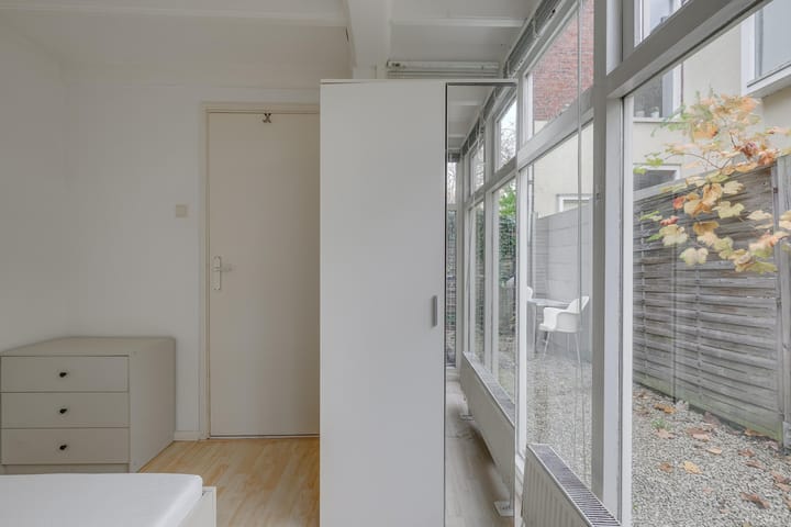 Photo 16 of Warmoezierstraat 12