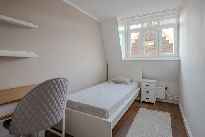 Photo 14 of Regentessestraat 11