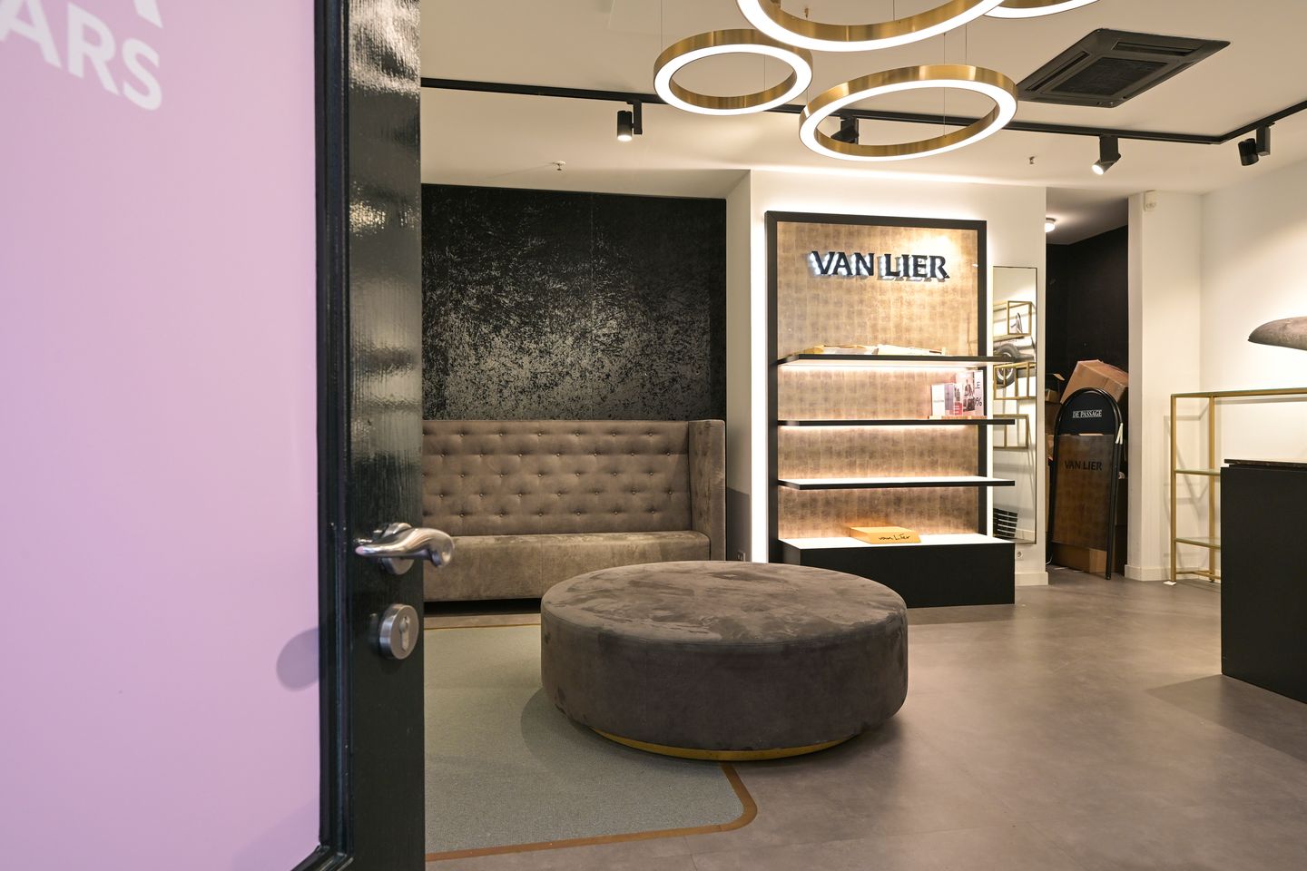 View photo 3 of Passage 25