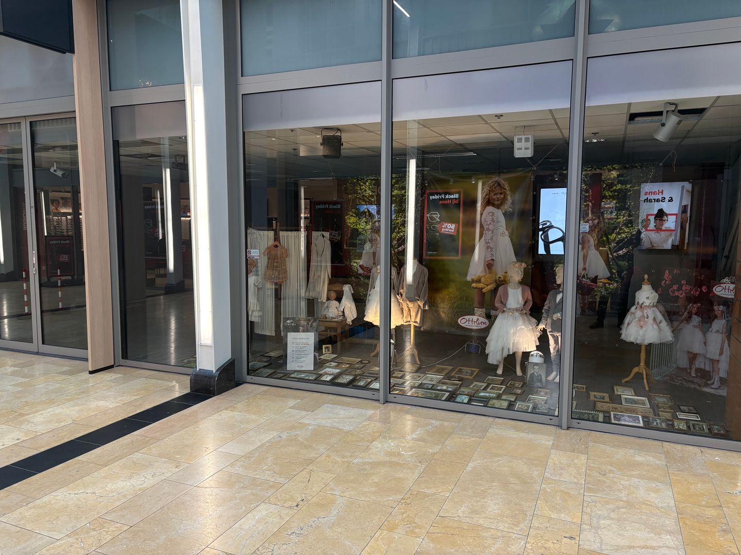 View photo 3 of Corio Center