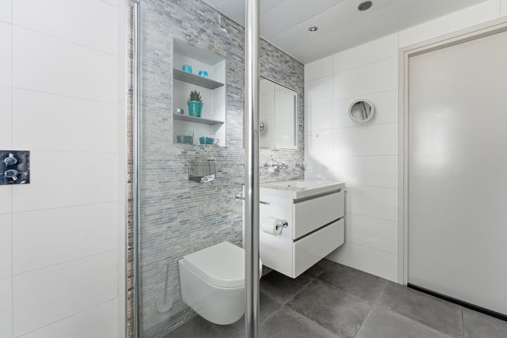 Photo 18 of Karper 4