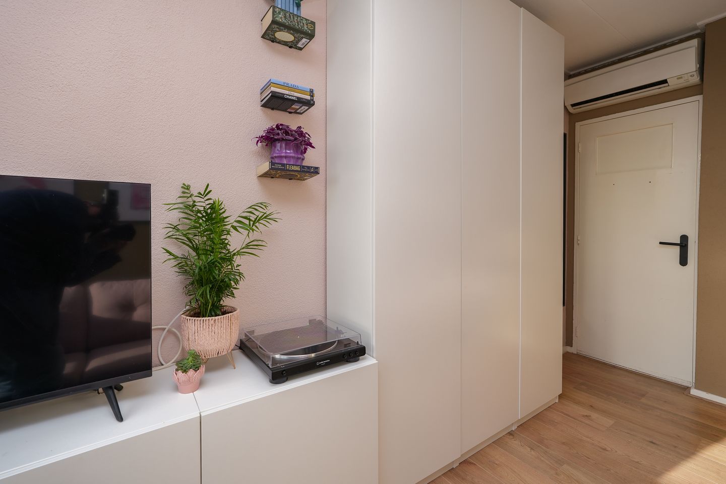 Photo 19 of Wibautstraat 23