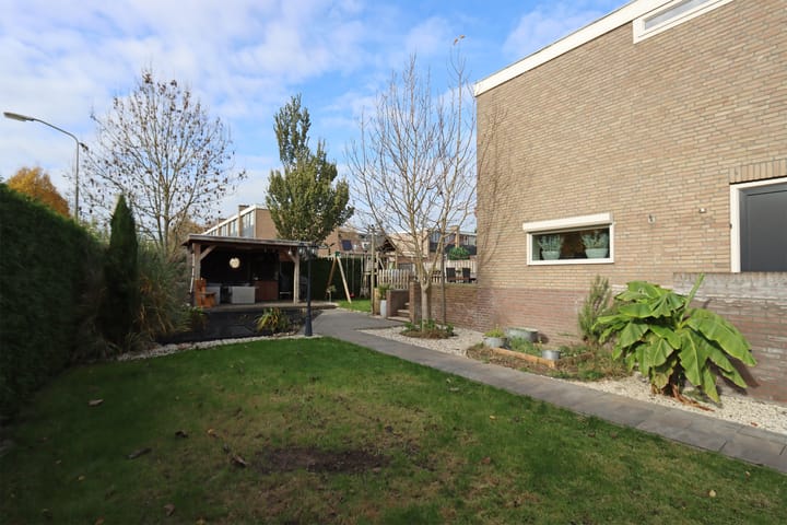 Photo 8 of van Ruysdaelweg 25