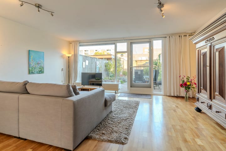 Photo 12 of Oegstgeeststraat 53