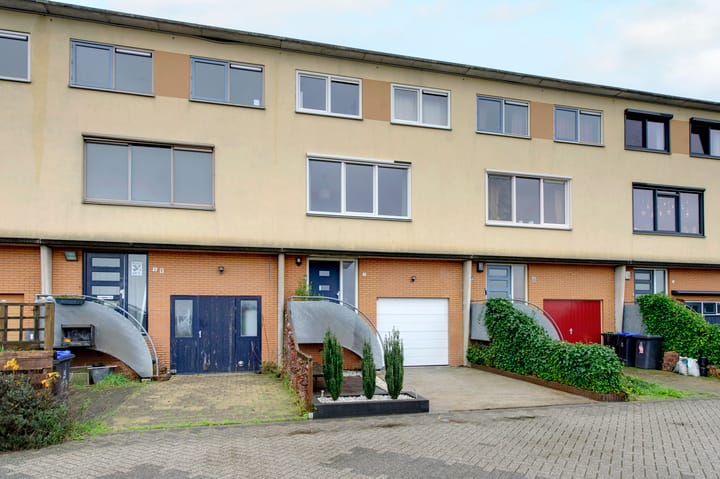 Photo 6 of Natalie Barneykade 7