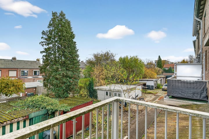 Photo 3 of Charles Vosstraat 35