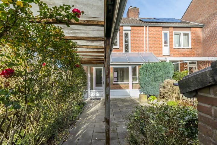 Photo 28 of Burg. Baron van Hövellstraat 1