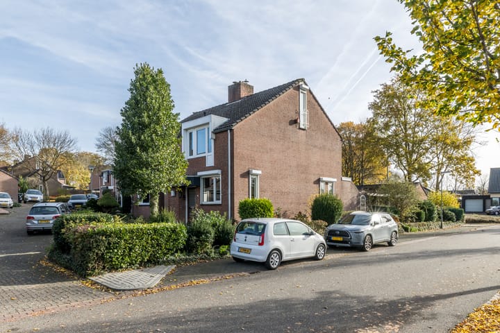 Photo 33 of Burg. Baron van Hövellstraat 1