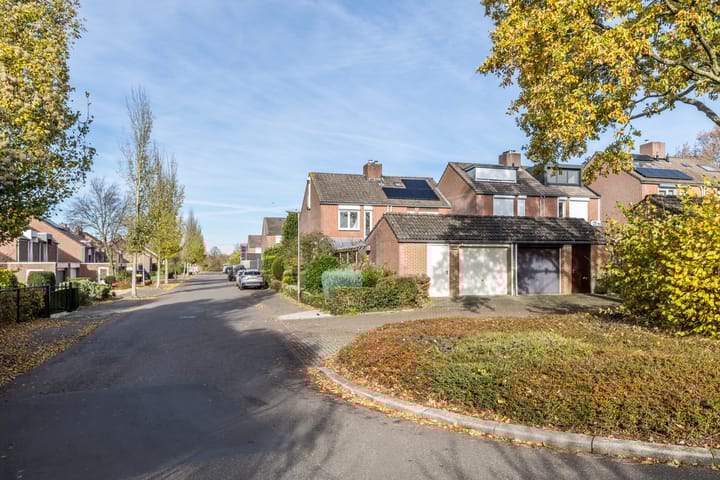 Photo 32 of Burg. Baron van Hövellstraat 1