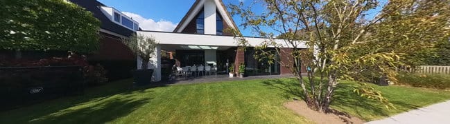 Achtertuin met zwembad