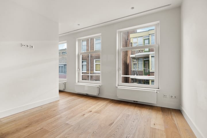 Photo 2 of Laurierstraat 75-E