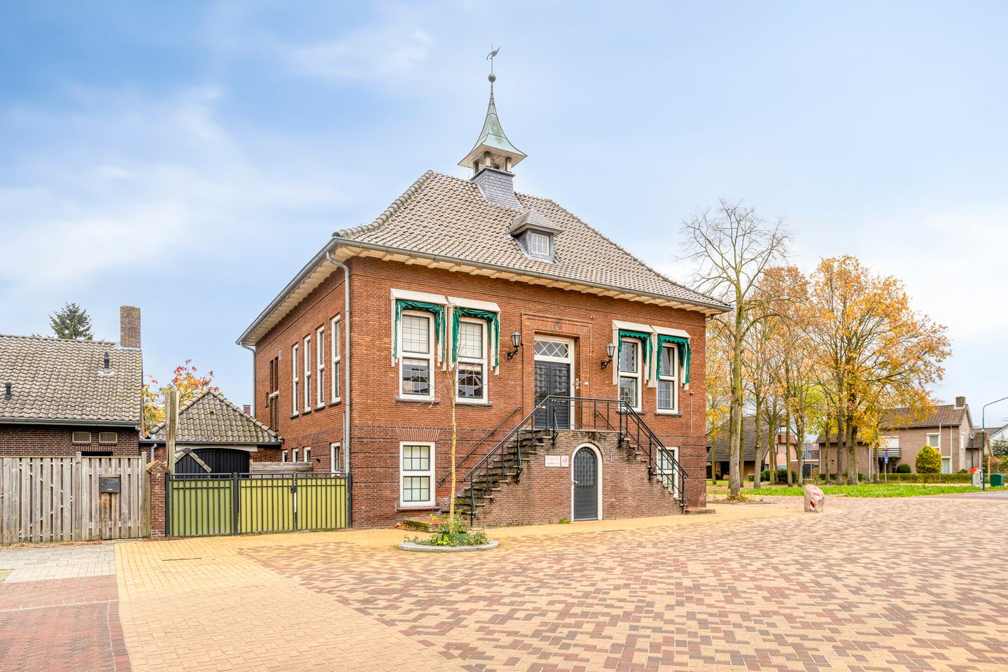 Bekijk foto 3 van Raadhuisplein 9