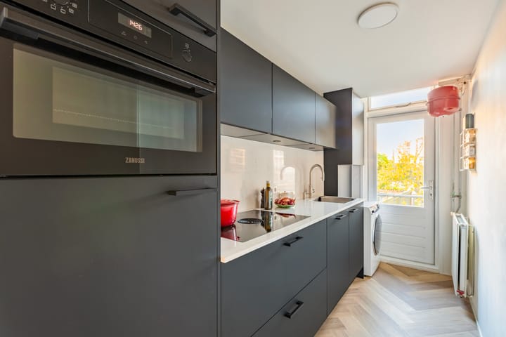 Photo 6 of Van Hallstraat 15-1