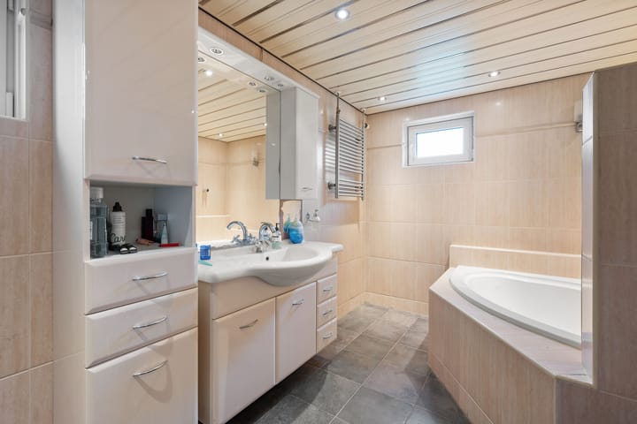 Photo 18 of Ericasestraat 77-A