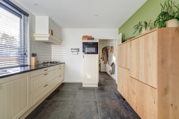 Photo 18 of Deken van Baarstraat 45