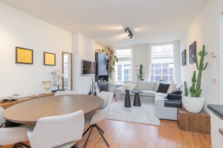 Photo 2 of Van Ostadestraat 146-3V