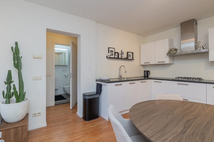 Photo 11 of Van Ostadestraat 146-3V