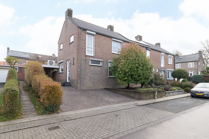 Photo 2 of Cluysenaerstraat 11