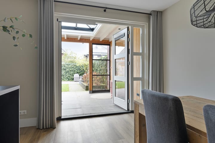 Photo 21 of Meikers 15