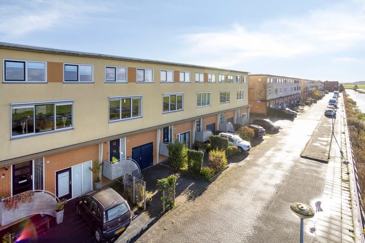 Photo 5 of Natalie Barneykade 32