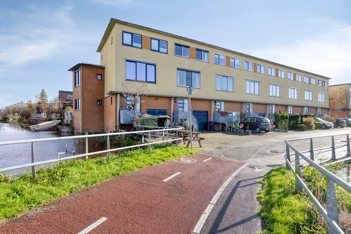 Natalie Barneykade 32 main image