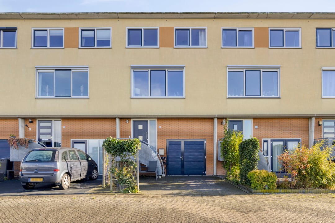 Photo 2 of Natalie Barneykade 32