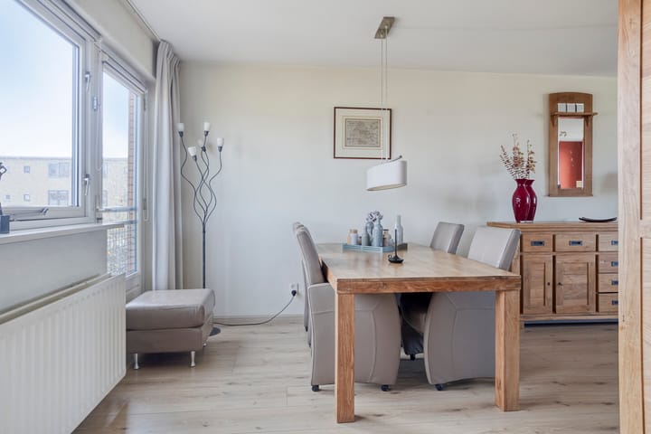 Photo 4 of Natalie Barneykade 32