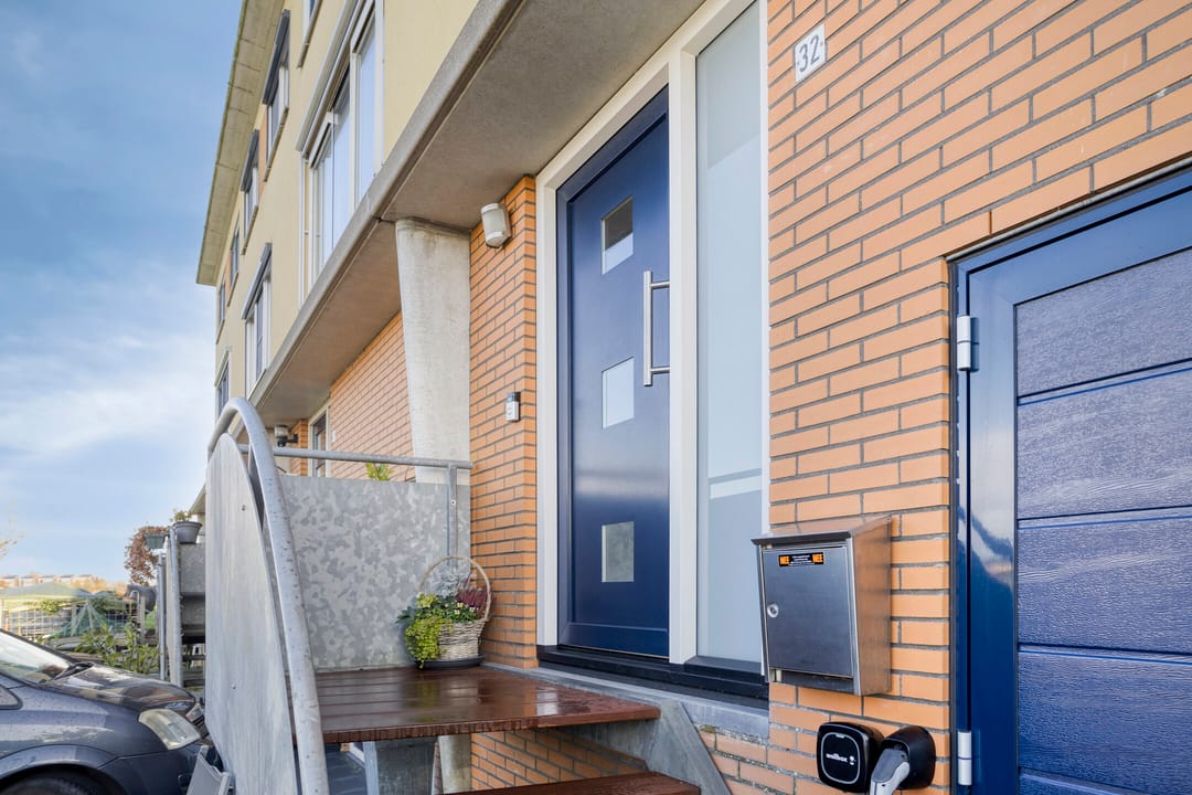 Photo 7 of Natalie Barneykade 32