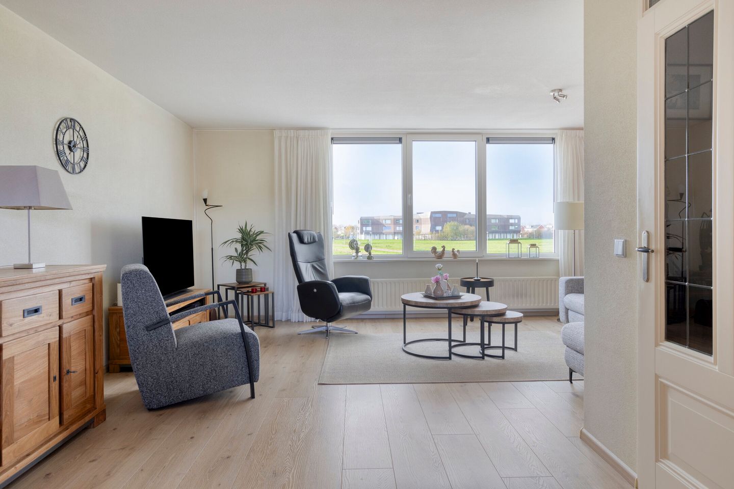 Photo 14 of Natalie Barneykade 32