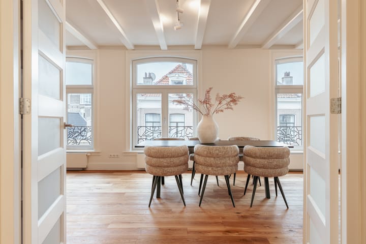 Photo 5 of Van Baerlestraat 17-3