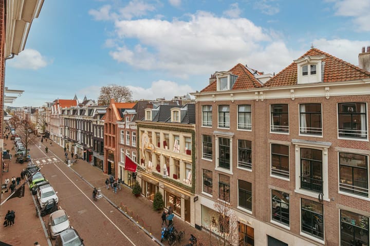 Photo 11 of Van Baerlestraat 17-3