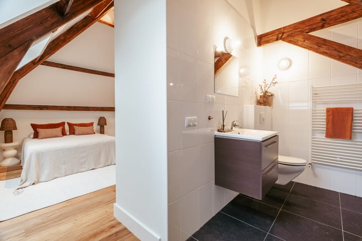 Photo 32 of Van Baerlestraat 17-3