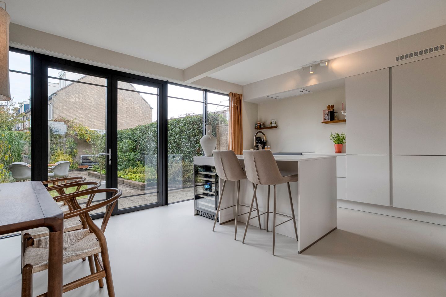 Photo 10 of H Roland Holststraat 9