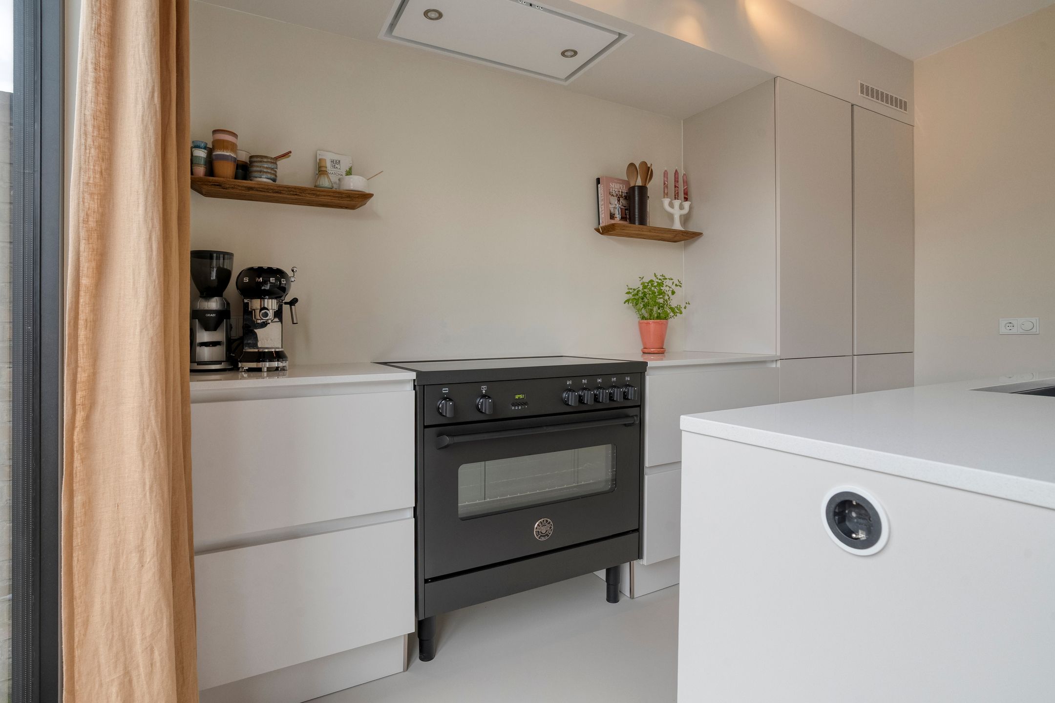 Photo 15 of H Roland Holststraat 9