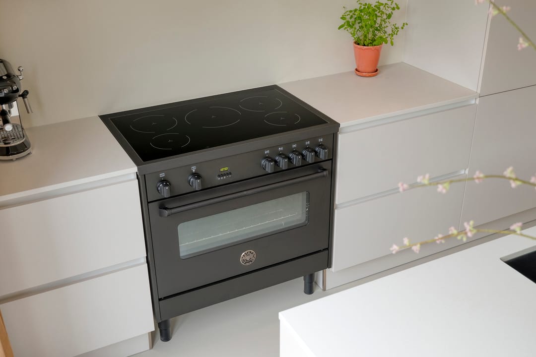 Photo 16 of H Roland Holststraat 9