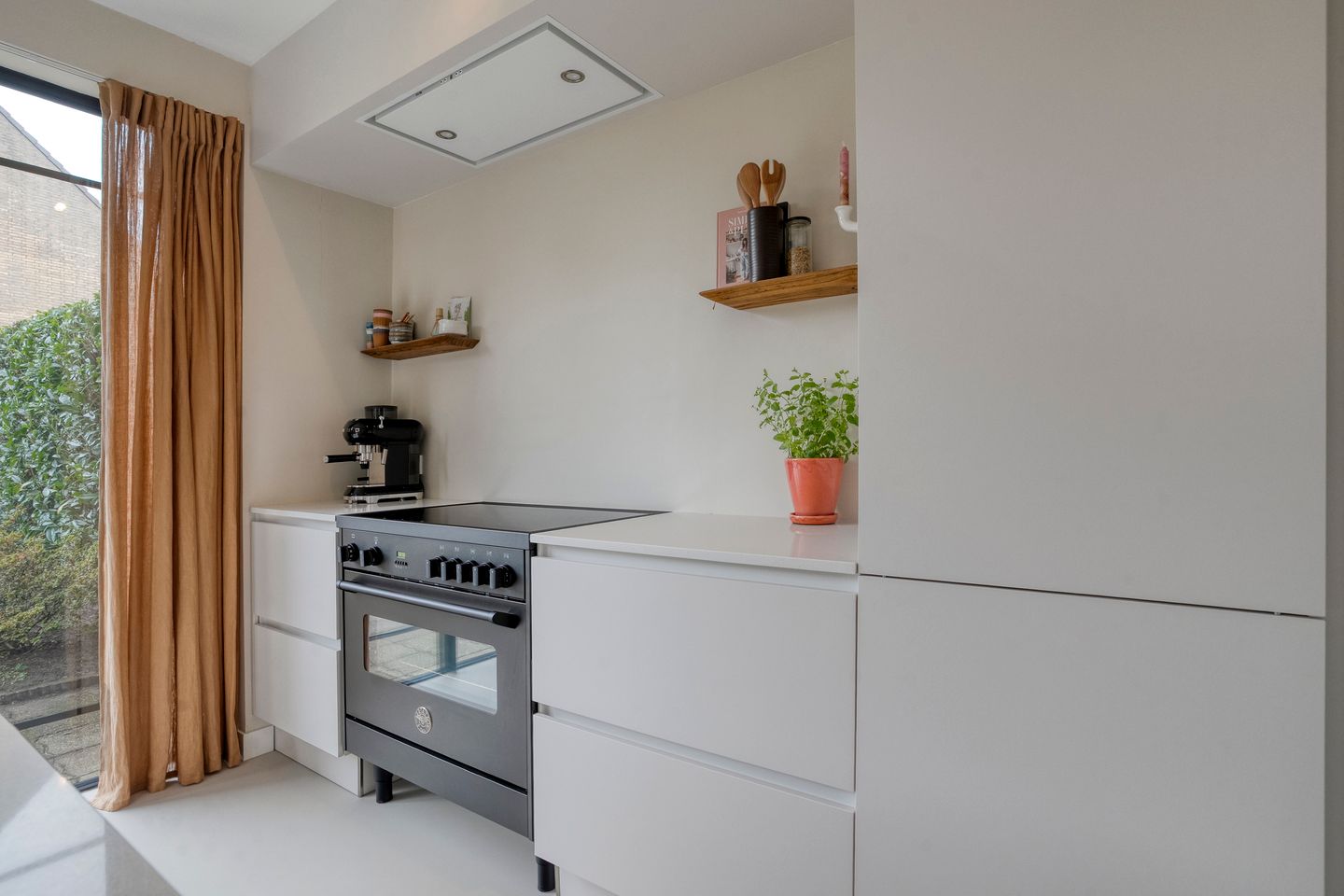 Photo 14 of H Roland Holststraat 9